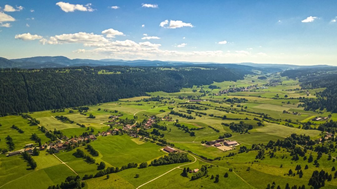Les Bayards vus du ciel / Source: www.dronestagr.am by Sorcier